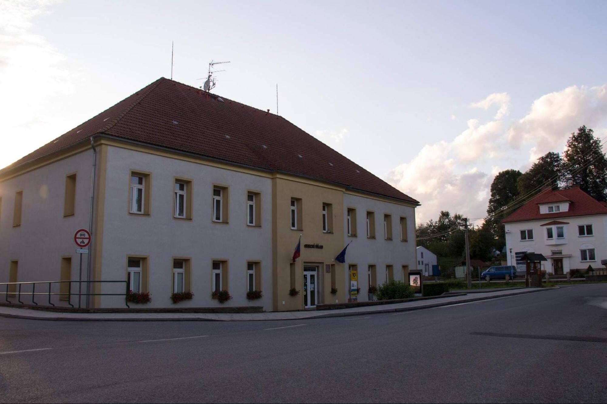 Appartement Restaurace Na Krizovatce à Božanov Extérieur photo