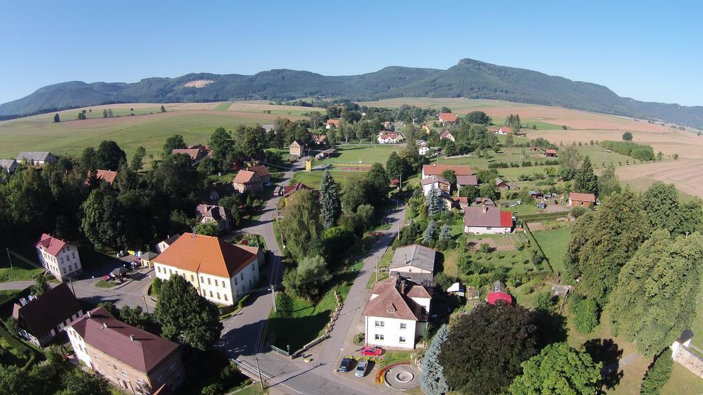 Appartement Restaurace Na Krizovatce à Božanov Extérieur photo