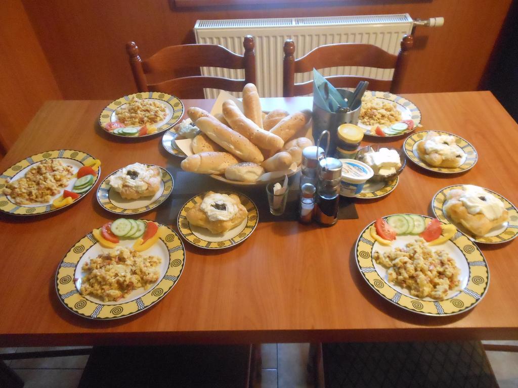 Appartement Restaurace Na Krizovatce à Božanov Extérieur photo