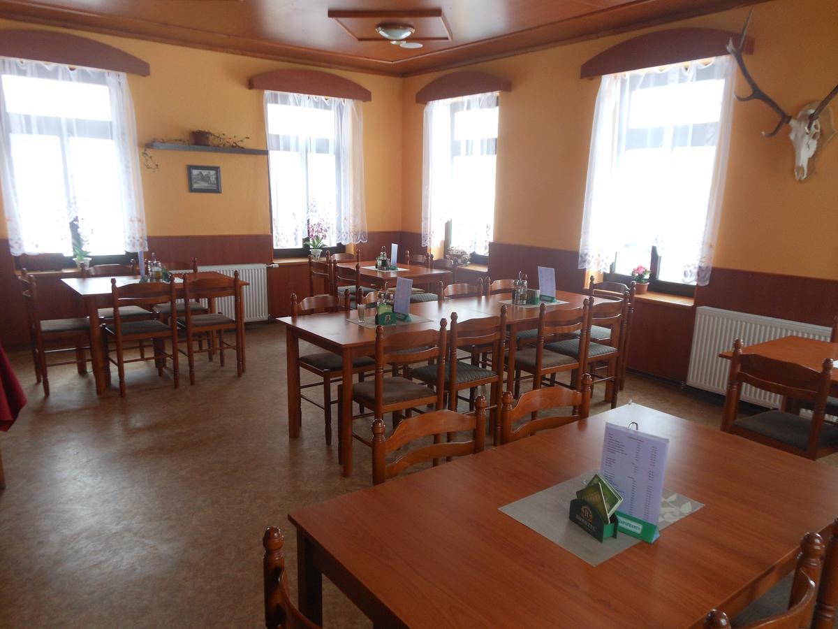 Appartement Restaurace Na Krizovatce à Božanov Extérieur photo